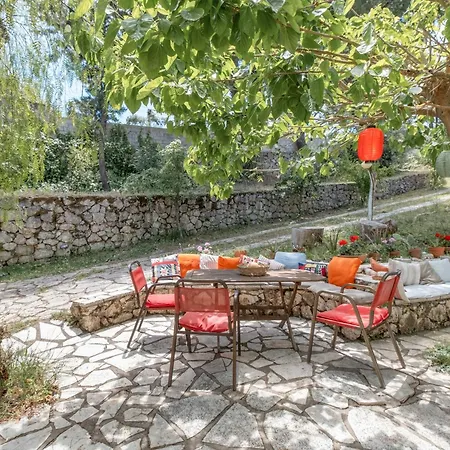 בית נופש Cozy 2-bdrm-house With Garden Katouna