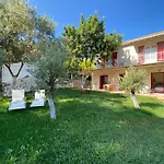 Дом отдыха Cozy 2-bdrm-house With Garden