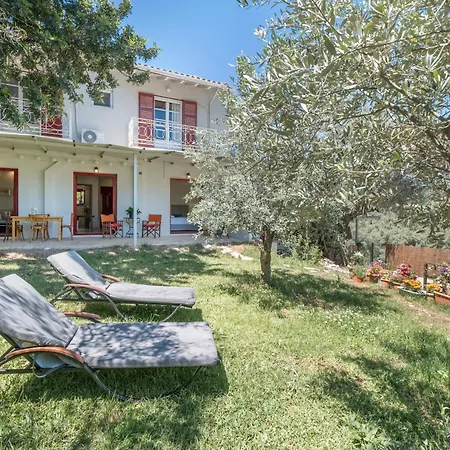 Cozy 2-bdrm-house With Garden Feriehus